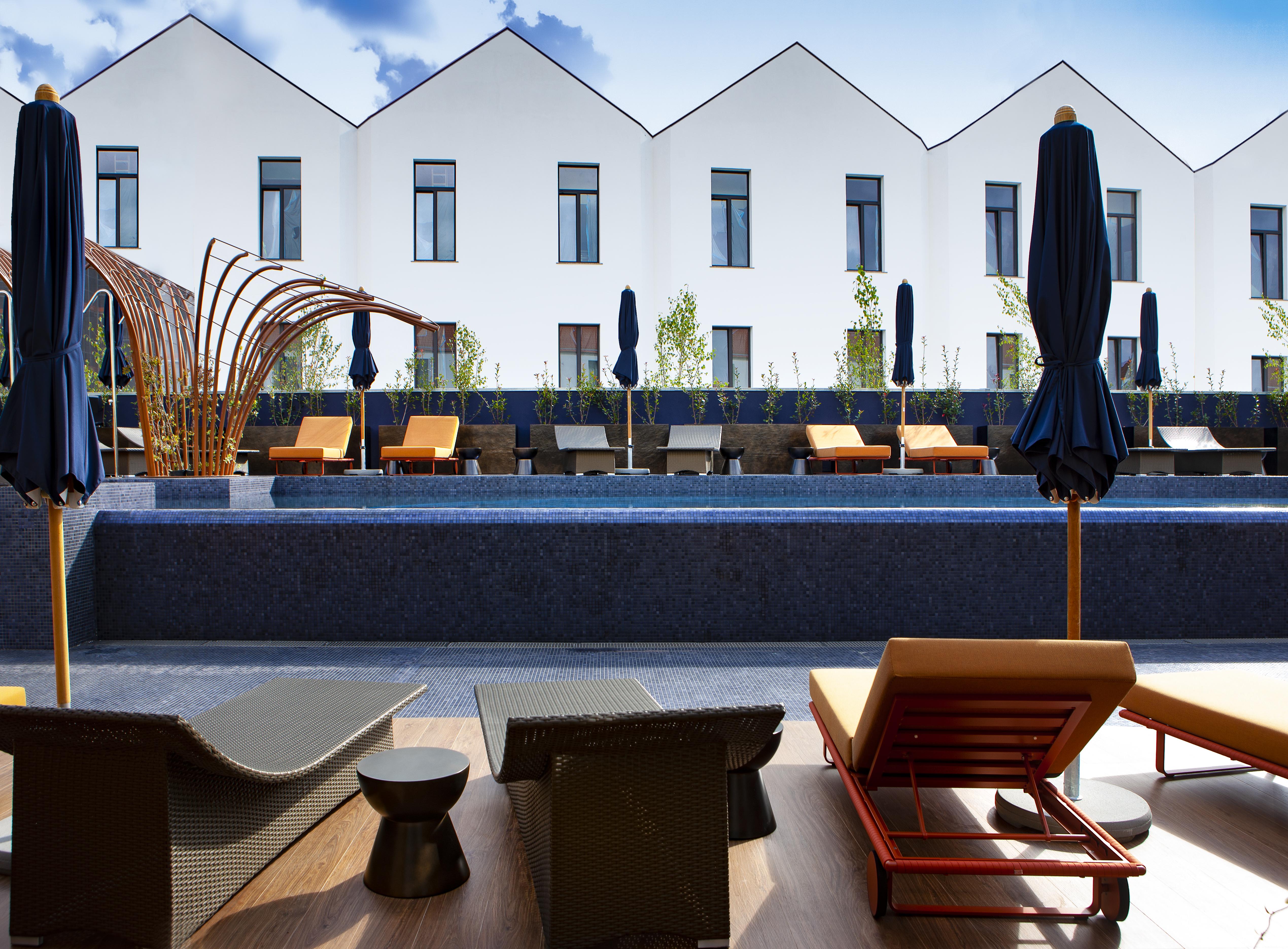 Forte De Gaia, Autograph Collection Вила-Нова-ди-Гая Экстерьер фото The pool at the hotel