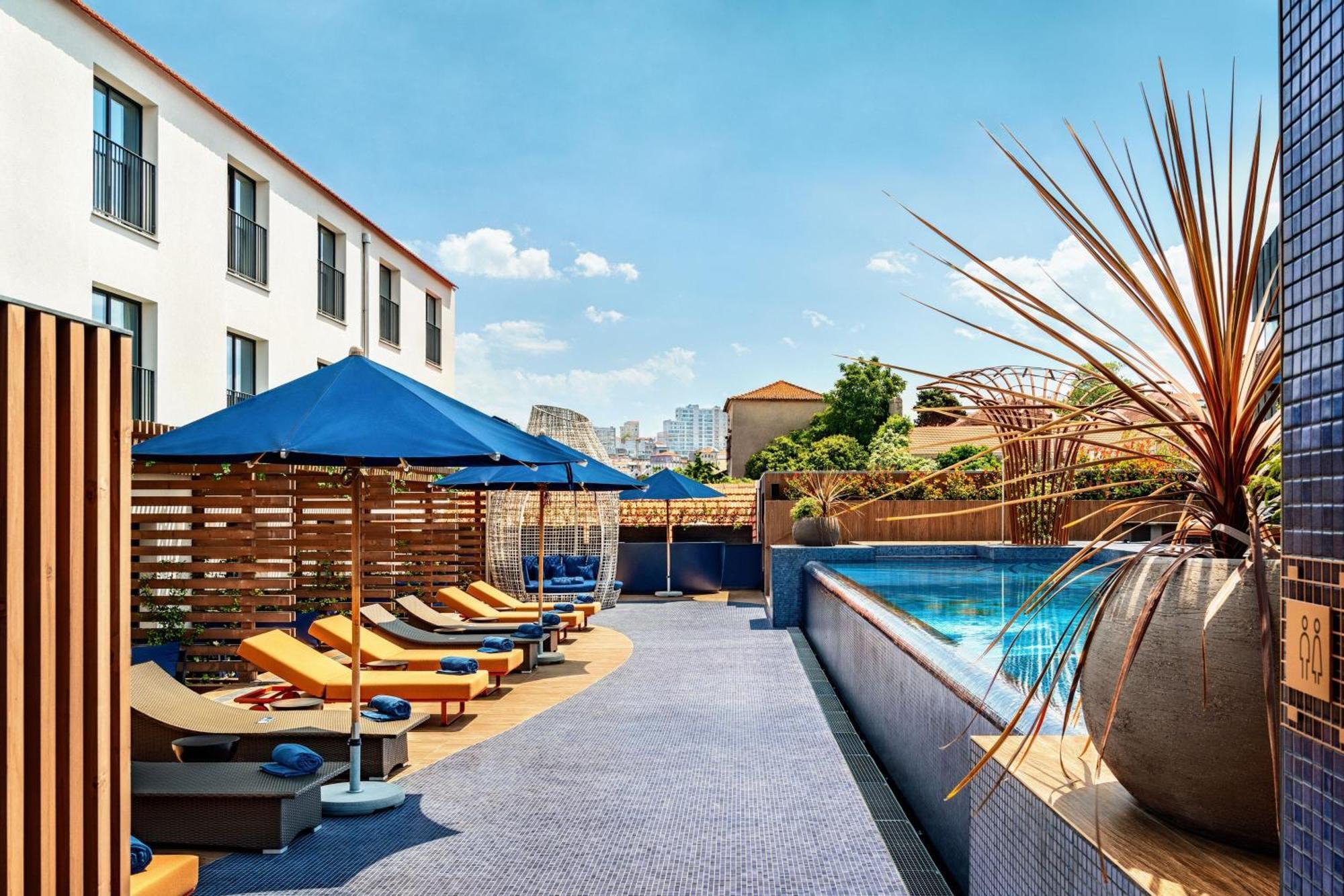 Forte De Gaia, Autograph Collection Вила-Нова-ди-Гая Экстерьер фото The rooftop pool at the Hotel