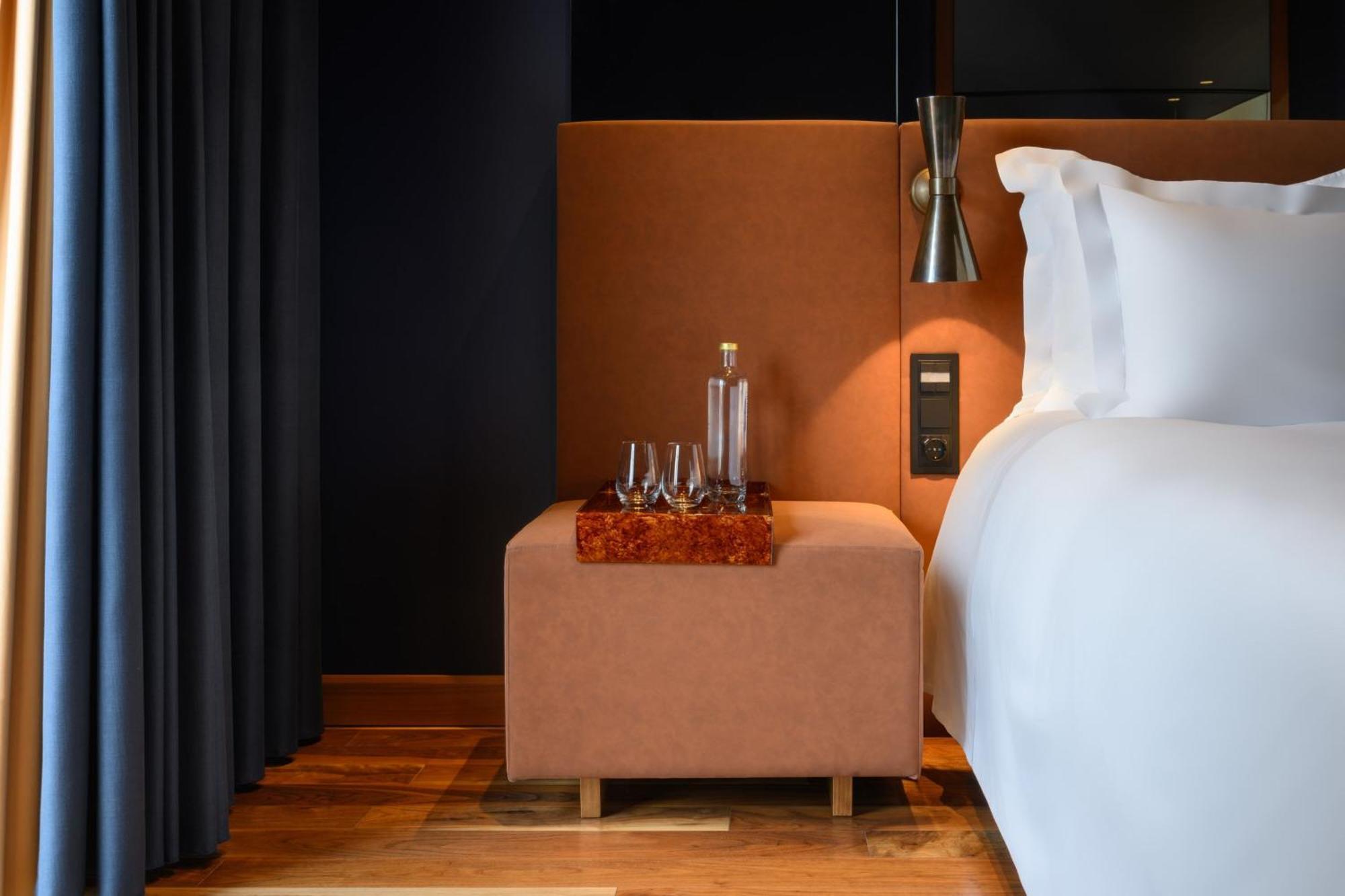 Forte De Gaia, Autograph Collection Вила-Нова-ди-Гая Экстерьер фото A bedside table