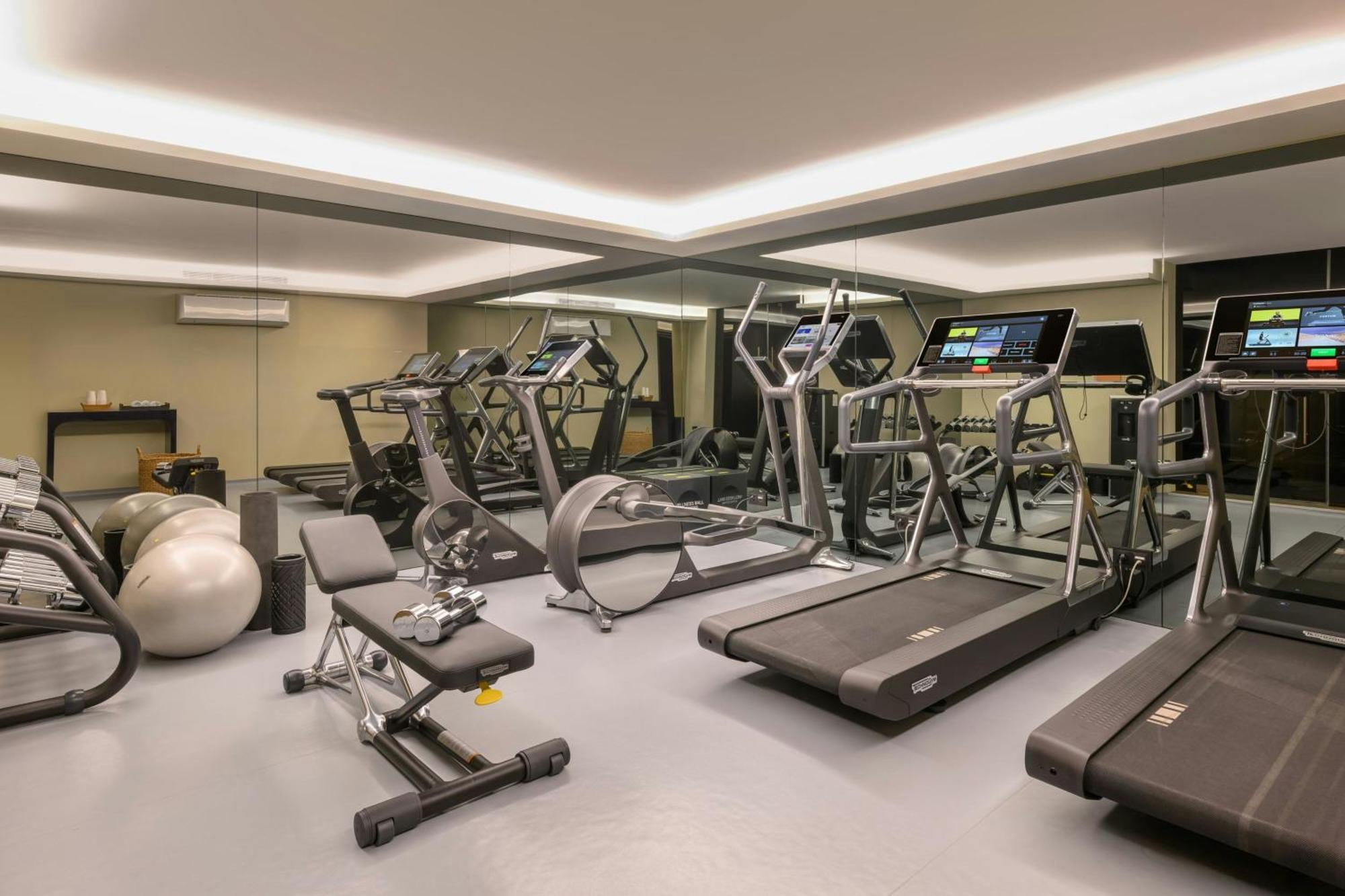 Forte De Gaia, Autograph Collection Вила-Нова-ди-Гая Экстерьер фото The gym at the hotel