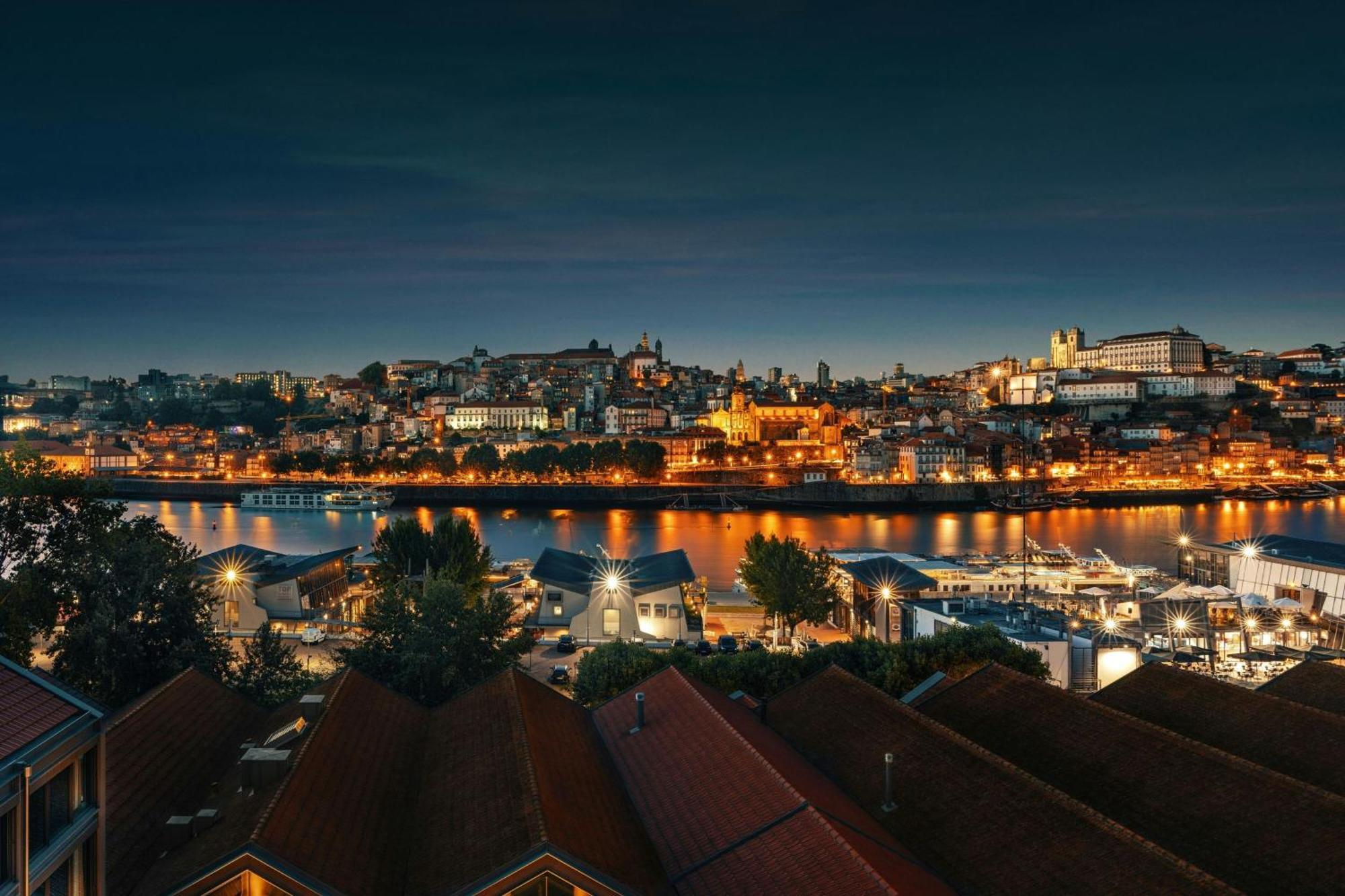Forte De Gaia, Autograph Collection Вила-Нова-ди-Гая Экстерьер фото The city of Coimbra at night