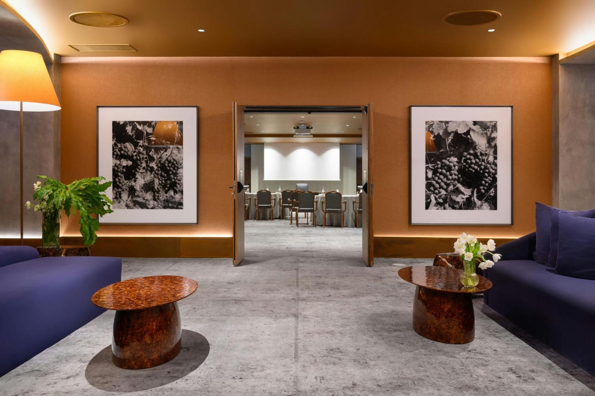 Forte De Gaia, Autograph Collection Вила-Нова-ди-Гая Экстерьер фото The Club lounge at Hong Kong International Airport