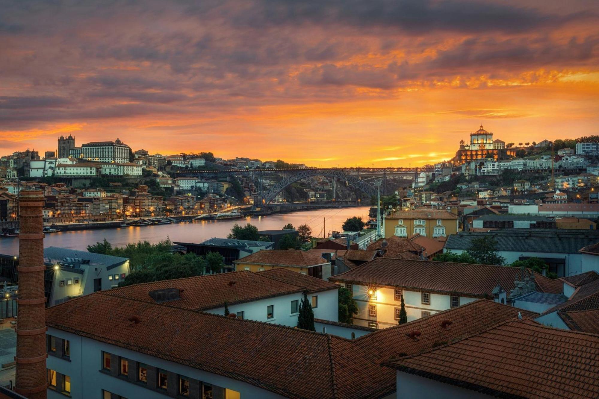 Forte De Gaia, Autograph Collection Вила-Нова-ди-Гая Экстерьер фото Sunset over the Tejo River